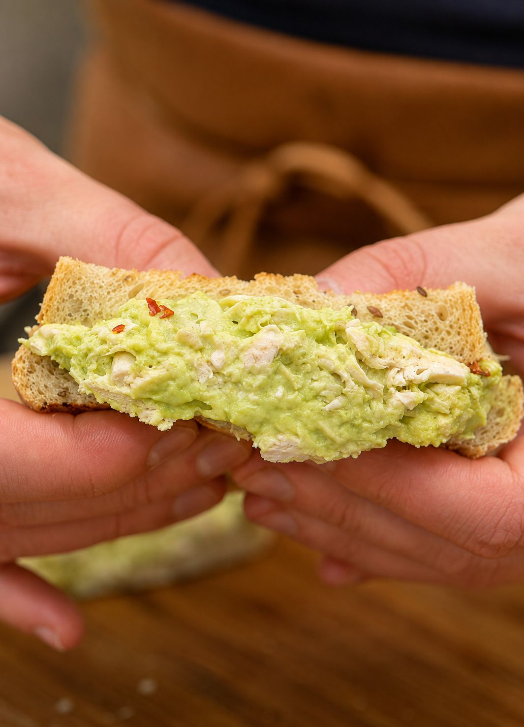 Pollo Desmenuzado con Palta (Pan Seeded)